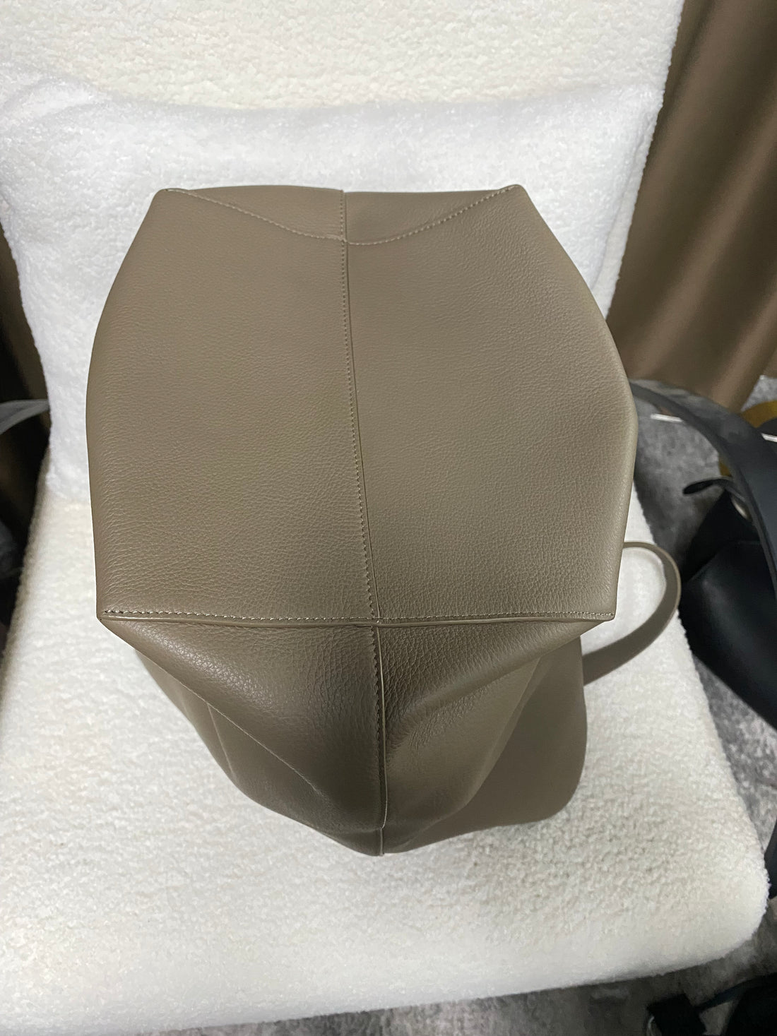 Reinforced leather base of taupe-grey slouchy bucket tote