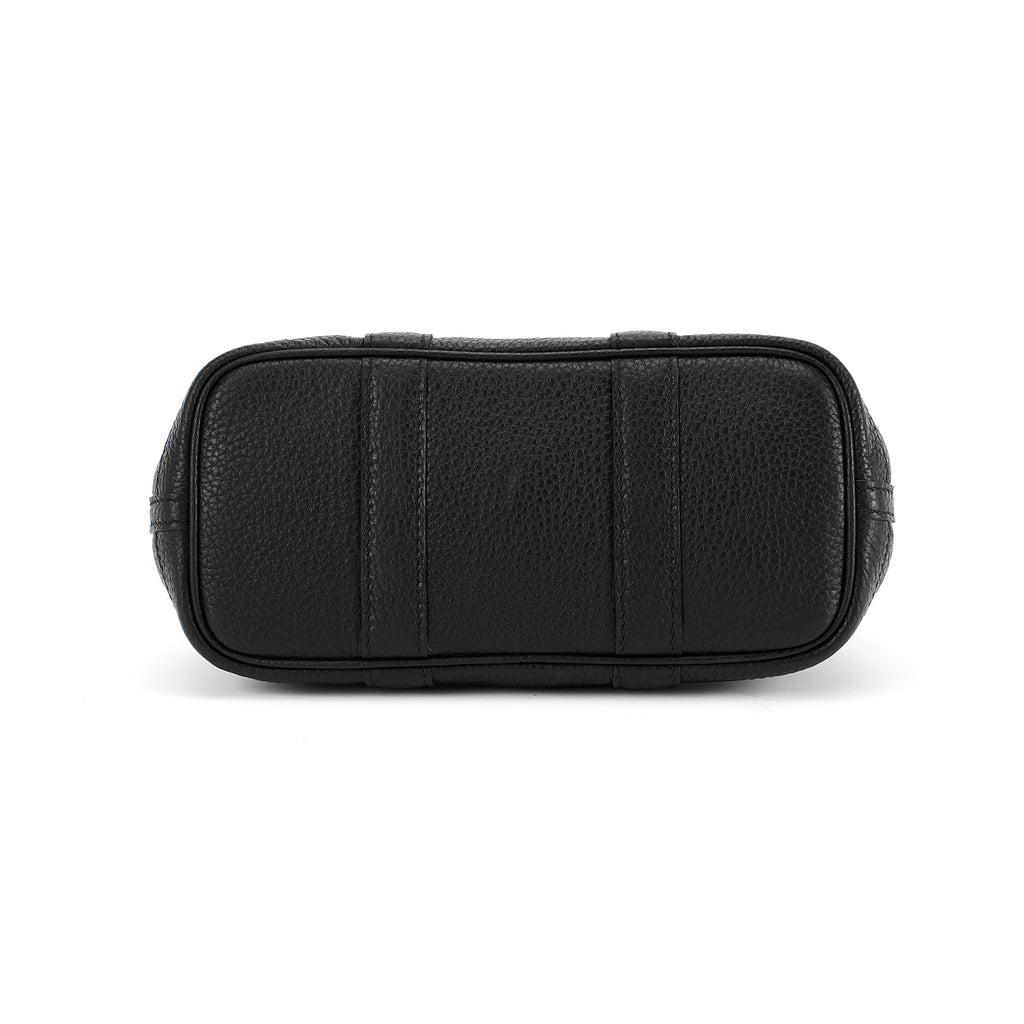 Flat reinforced base of black leather snap tote