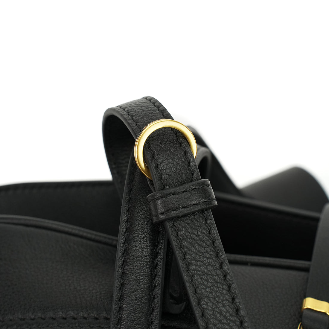 Logo-free cowhide bowling shoulder bag — black strap ring hardware close-up