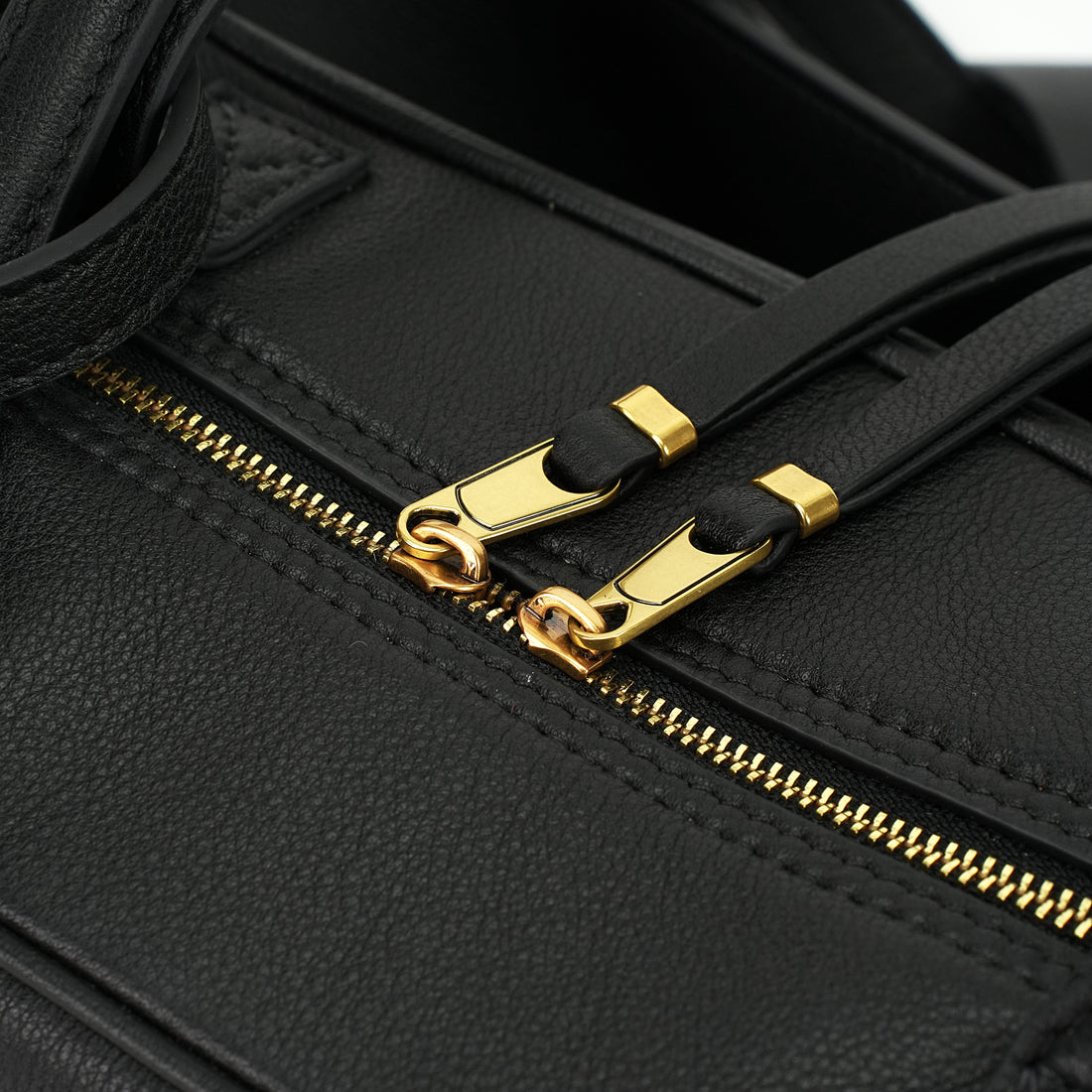 Logo-free cowhide bowling shoulder bag — black double zipper hardware close-up