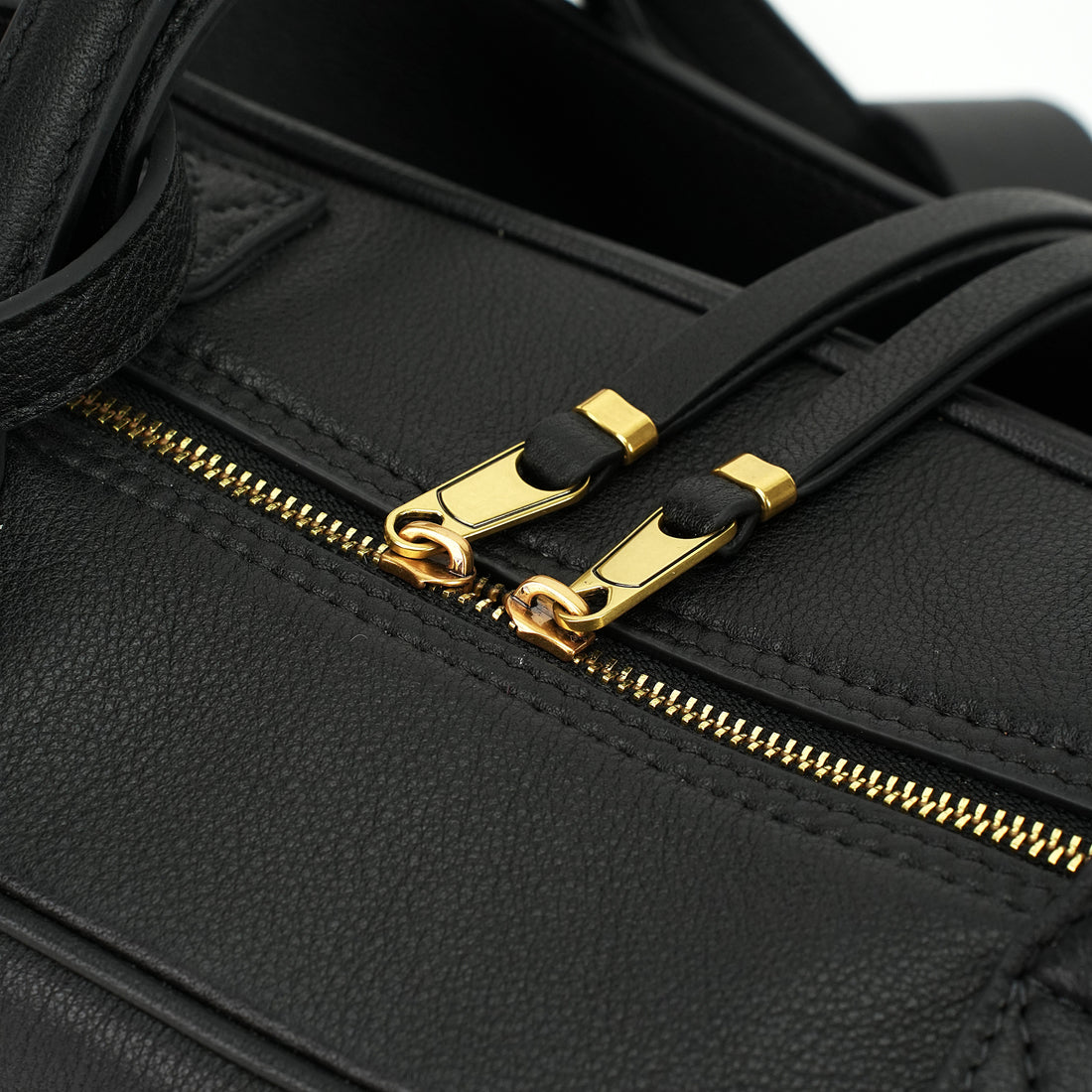 Logo-free cowhide bowling shoulder bag — black zipper and puller close-up