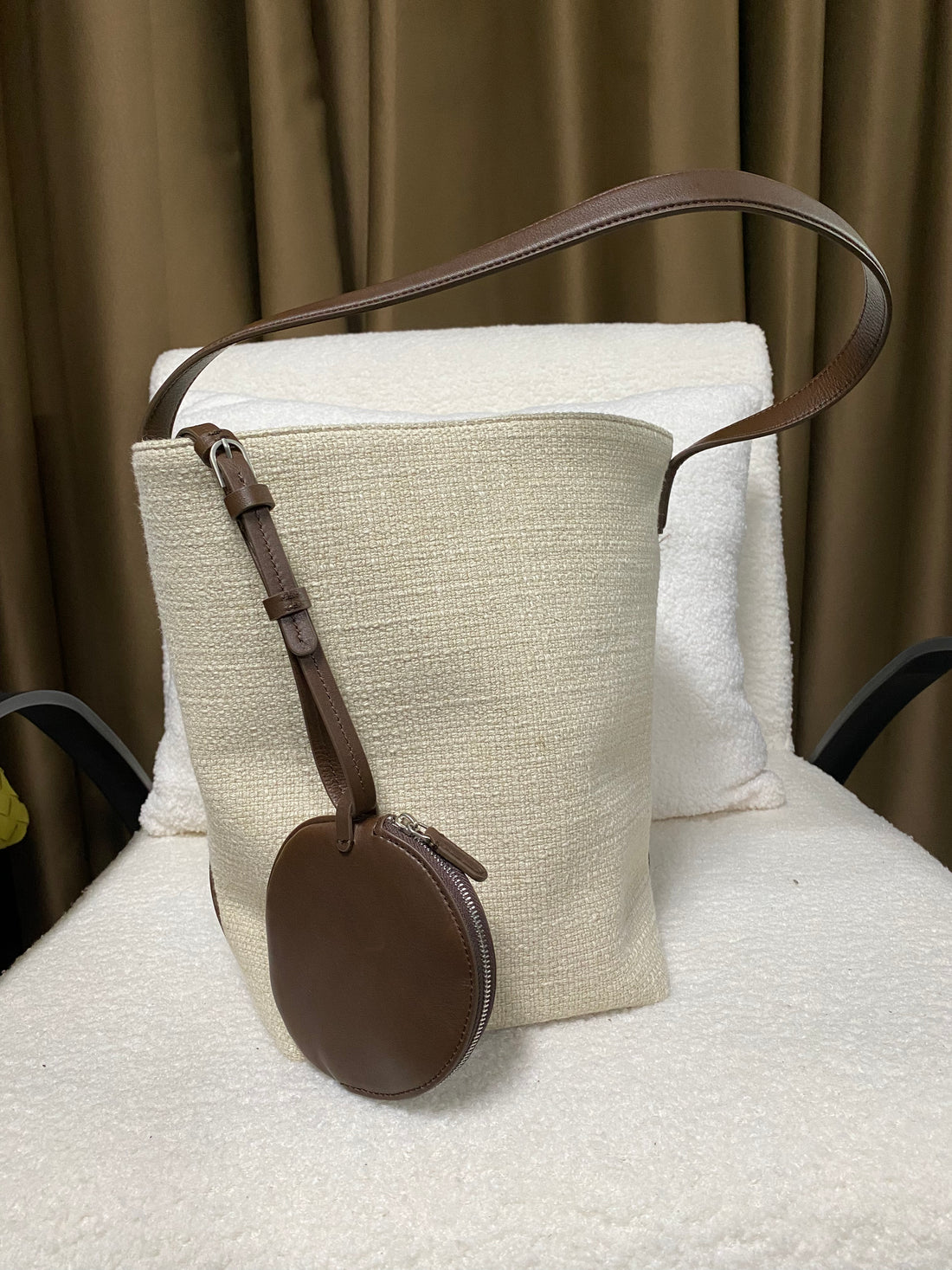 Natural linen bucket bag with detachable oval leather coin pouch