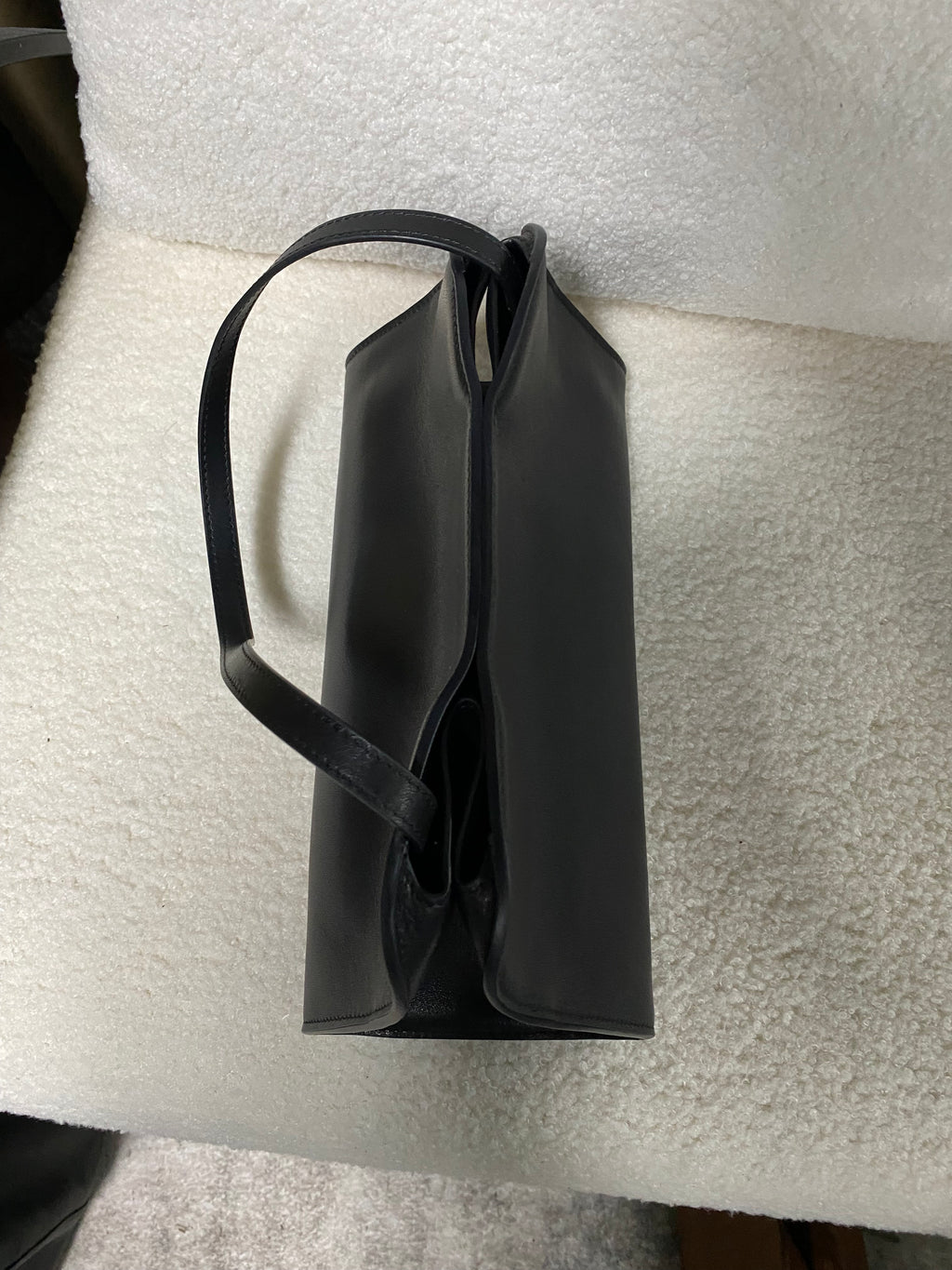 Smooth black shoulder bag side profile