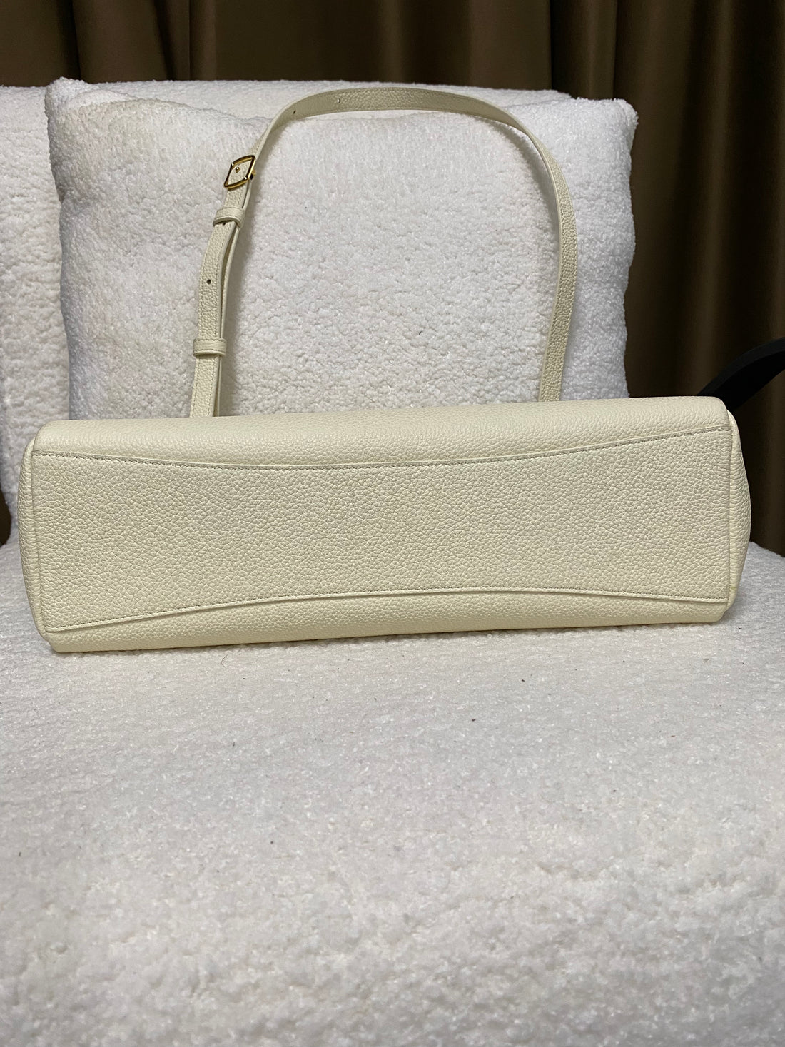 Flat leather base of cream white boxy shoulder bag