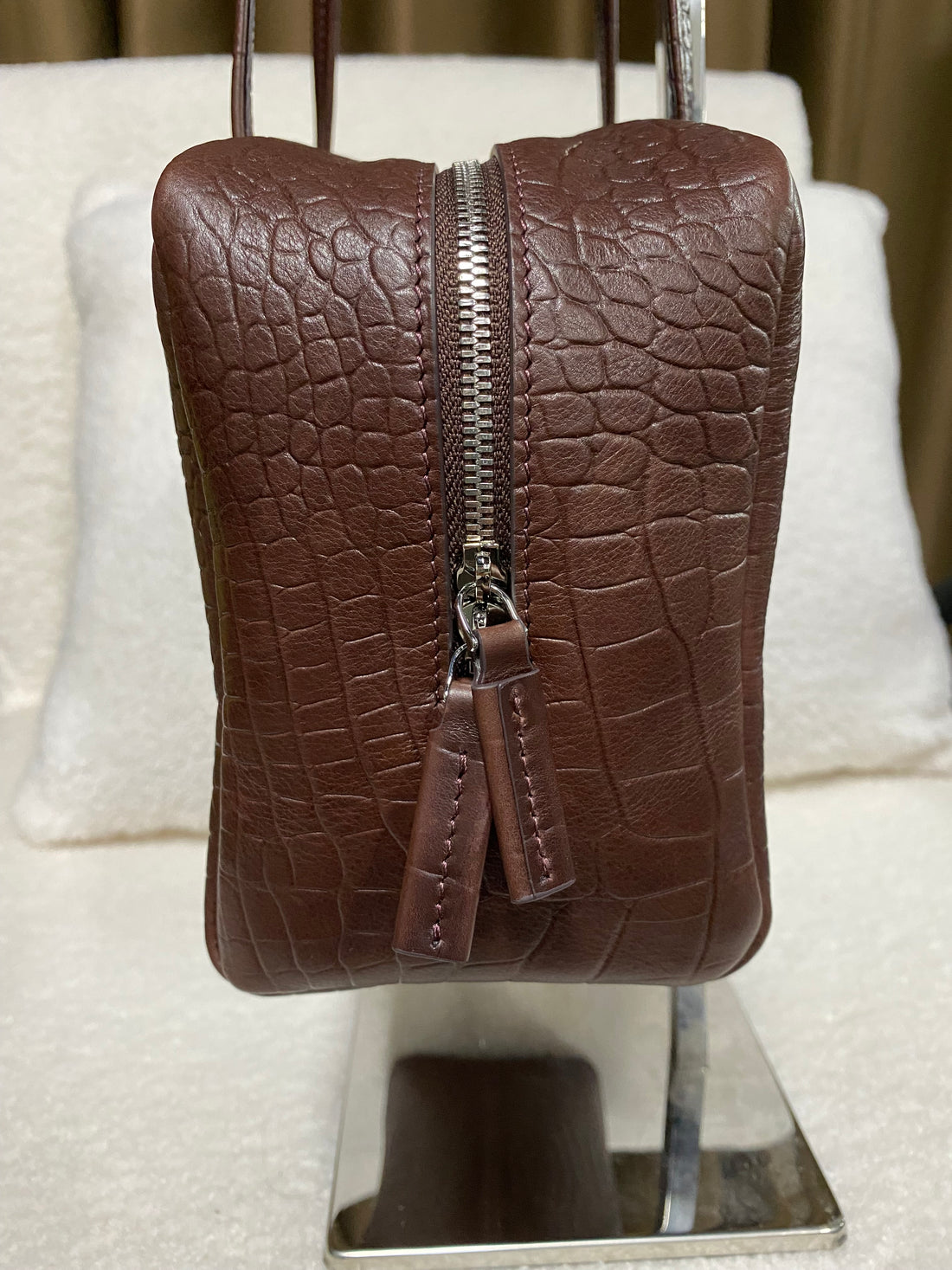 Logo-free cognac croc-embossed cowhide shoulder bag — zipper and croc texture close-up