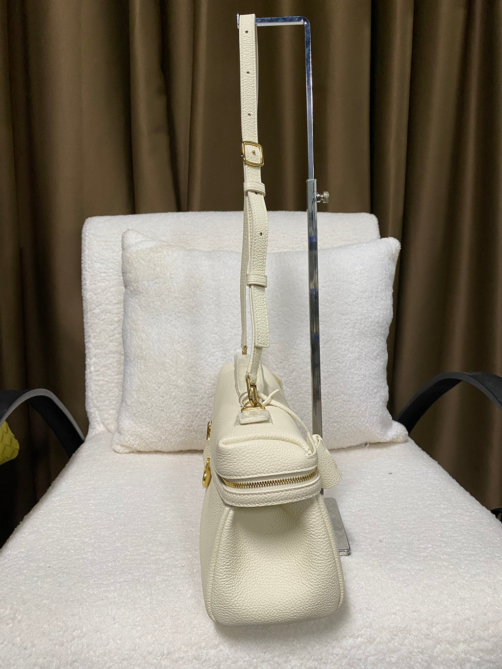 Cream boxy shoulder bag side profile with adjustable strap