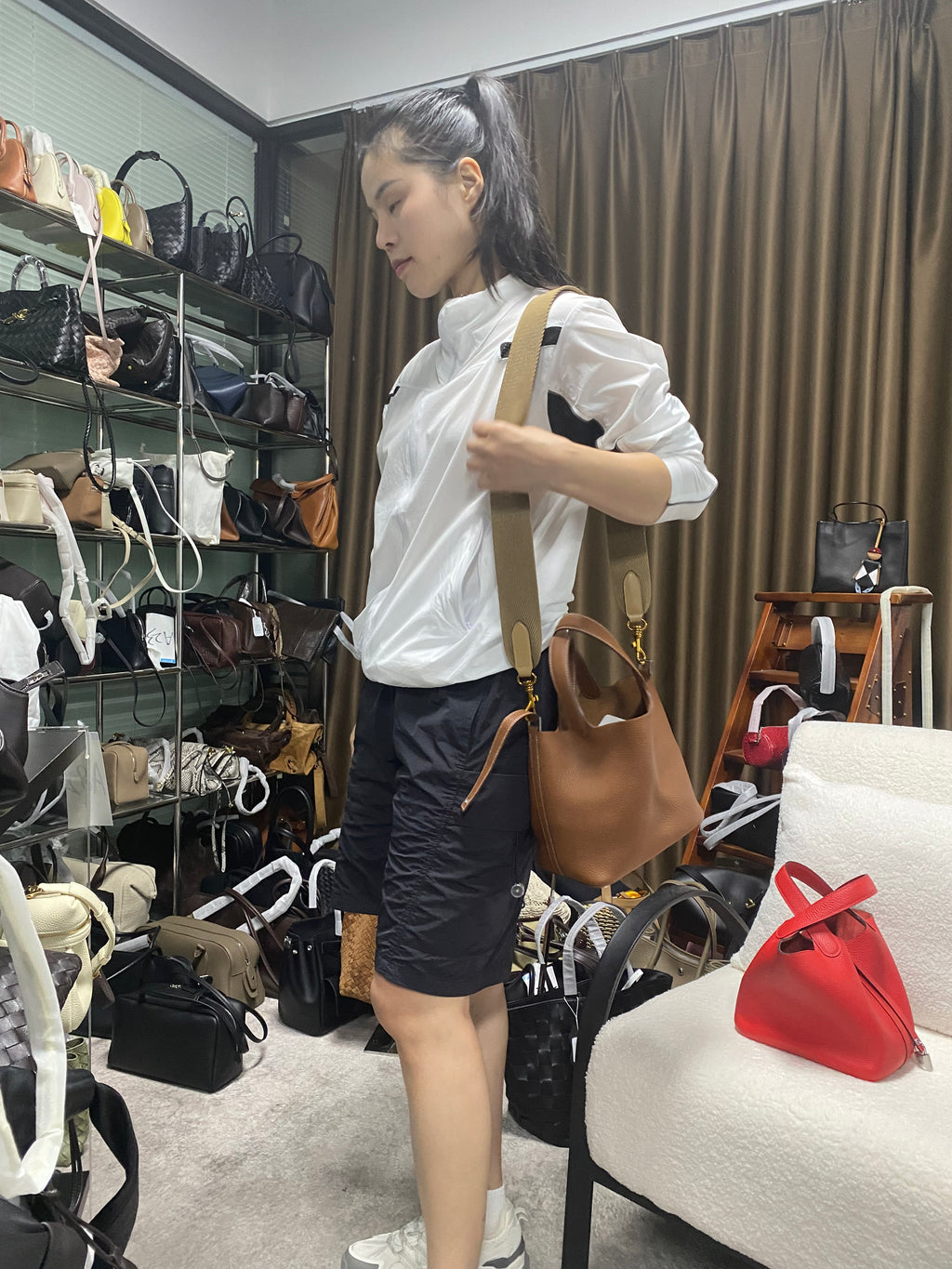 Logo-free vegetable-tanned cowhide bucket bag — cognac version carried in a boutique