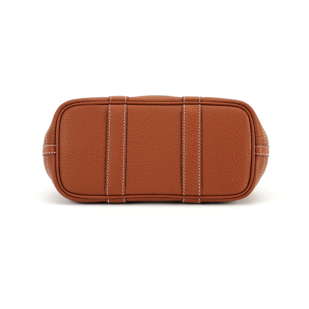 Flat reinforced base of cognac leather snap tote