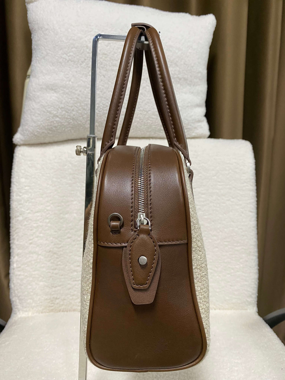 Logo-free linen and calf leather top-handle bag — brown leather side profile and zip closure
