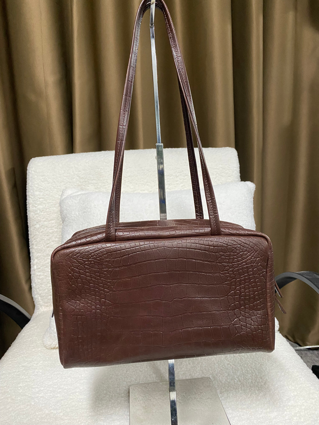 Logo-free cognac croc-embossed cowhide shoulder bag — front view with long handles