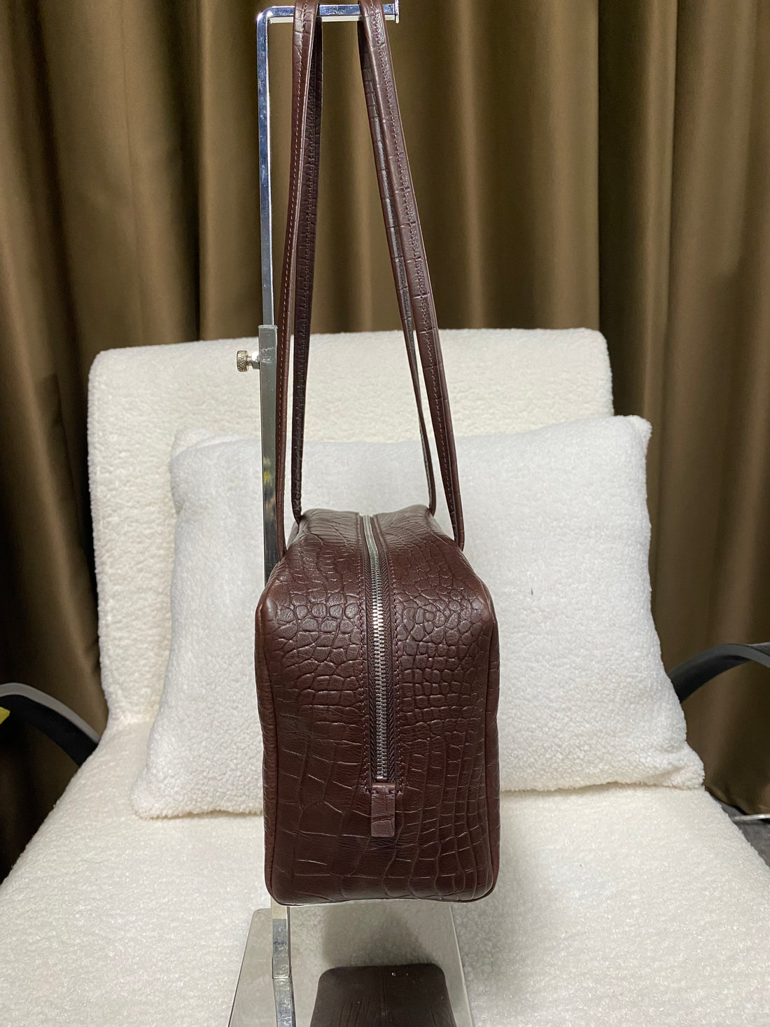 Elegant minimalist cowhide shoulder bag