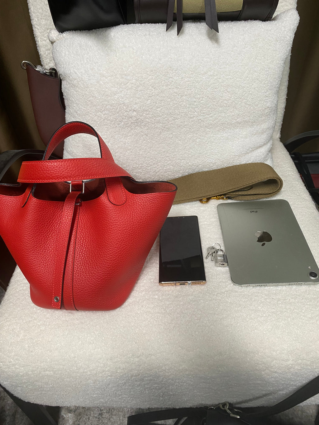 Minimalist cowhide bucket bag, quiet luxury