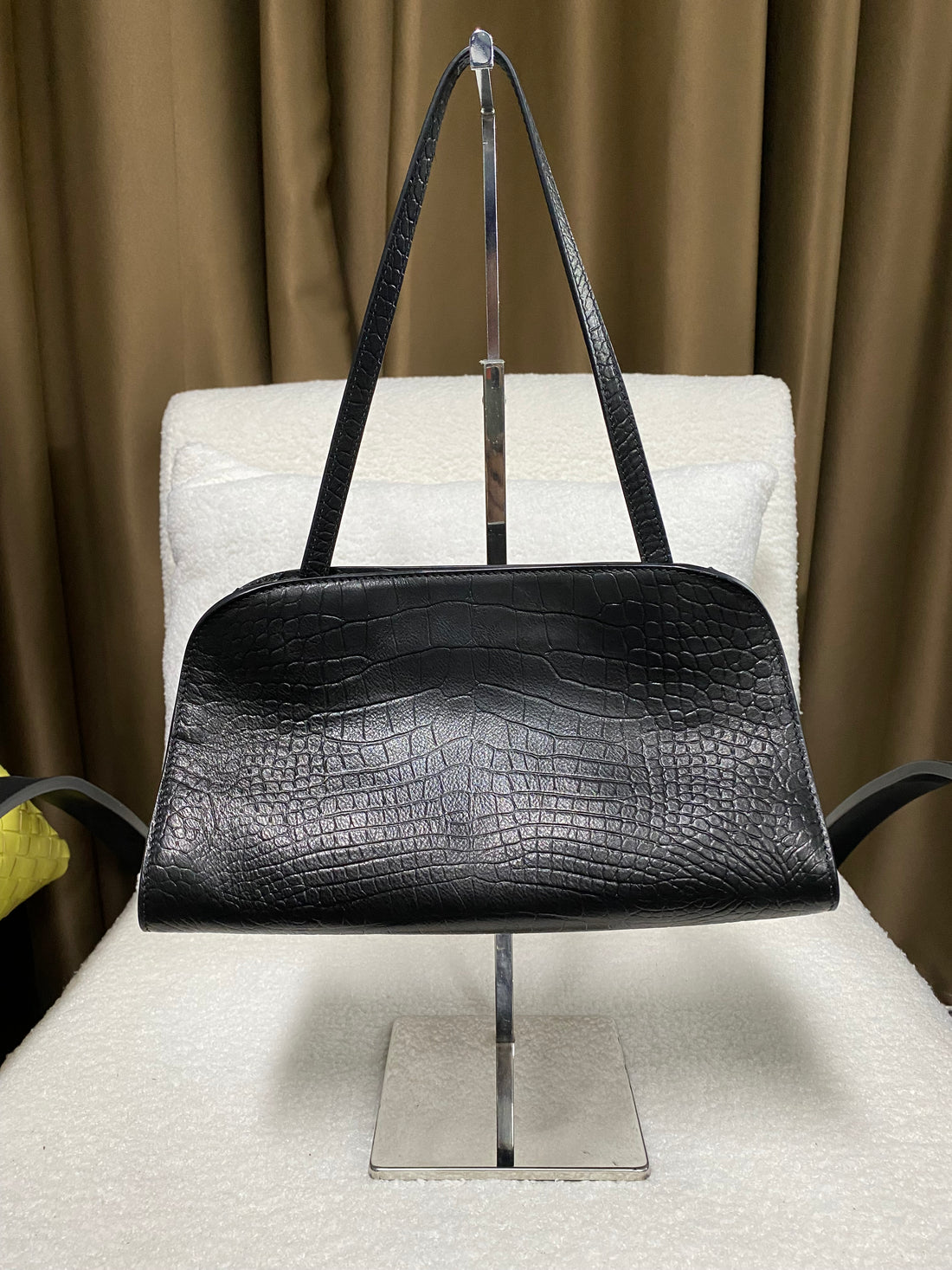 Black crocodile-embossed cowhide shoulder bag front view