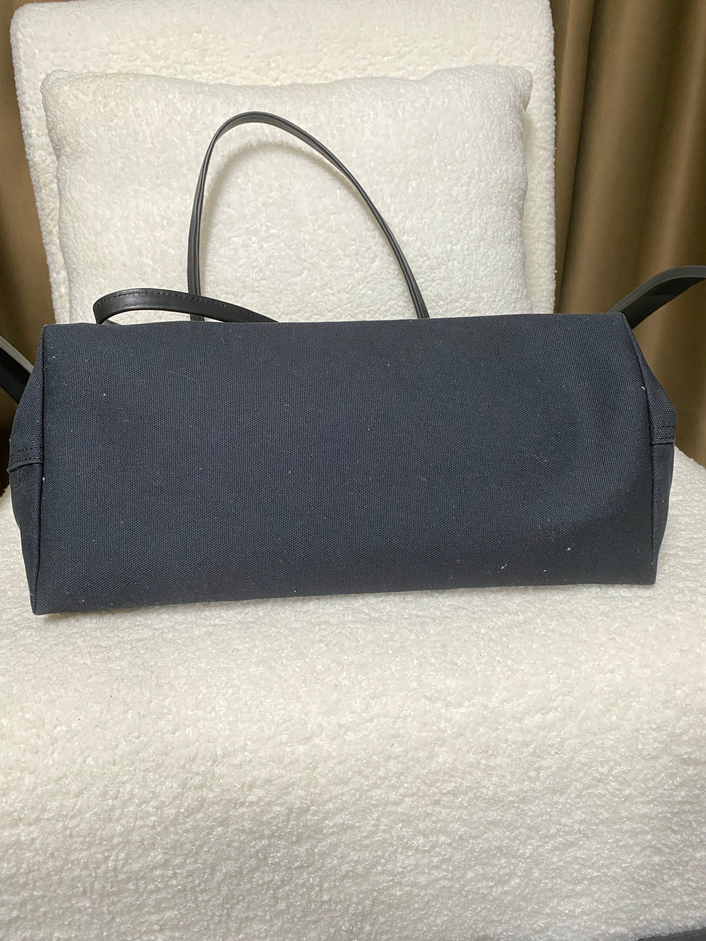 Flat base of navy canvas and leather shoulder tote