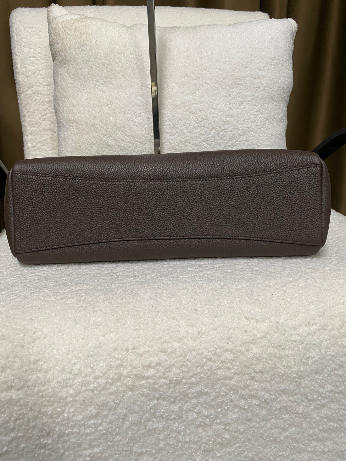 Flat leather base of coffee brown boxy handbag
