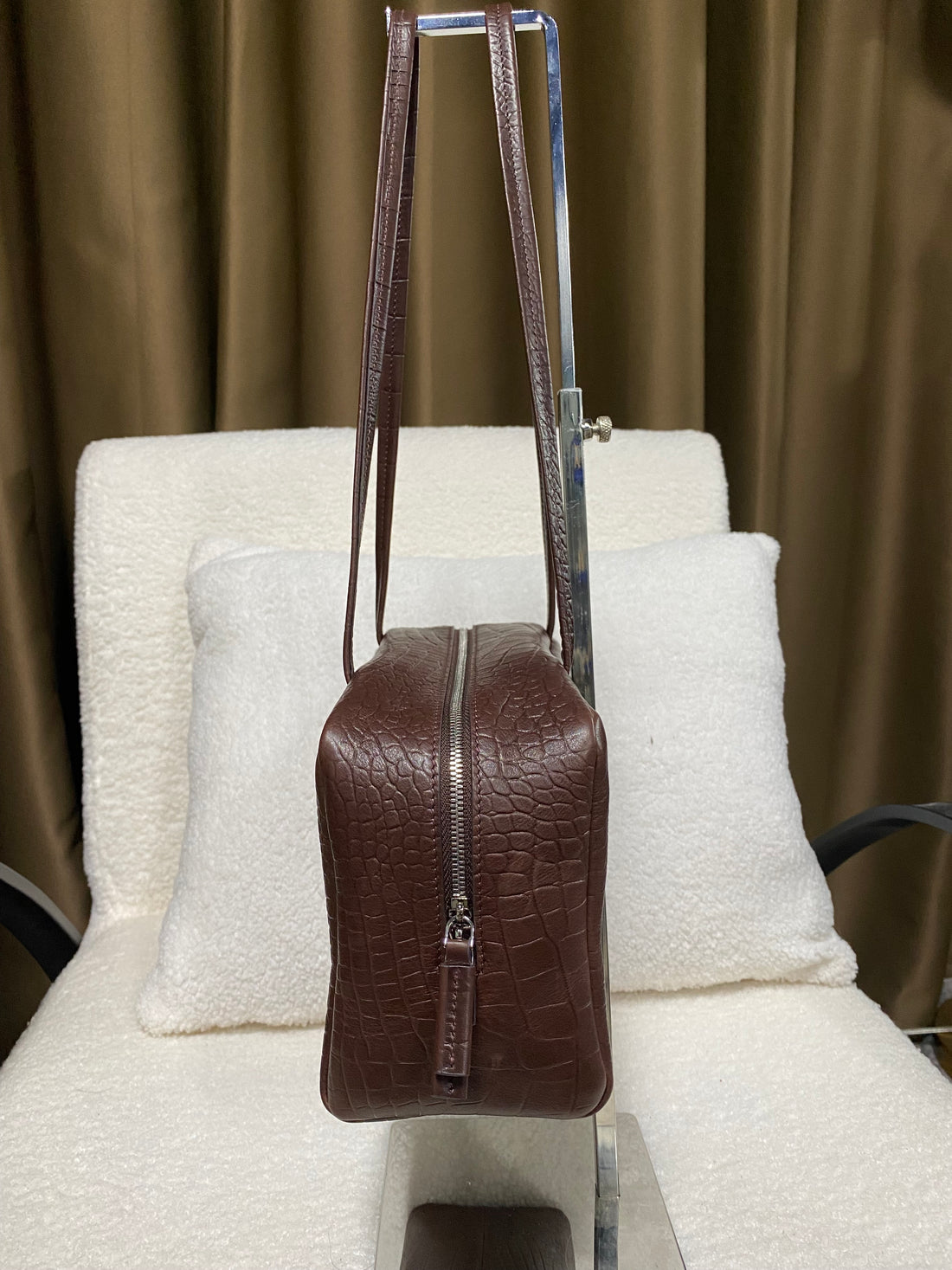 Logo-free cognac croc-embossed cowhide shoulder bag — side profile