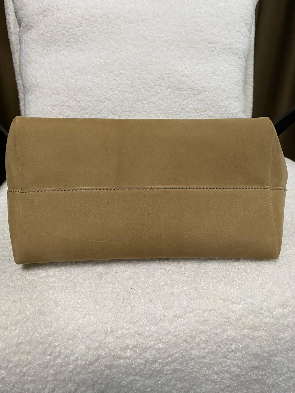 Flat leather base of camel calfskin shoulder tote