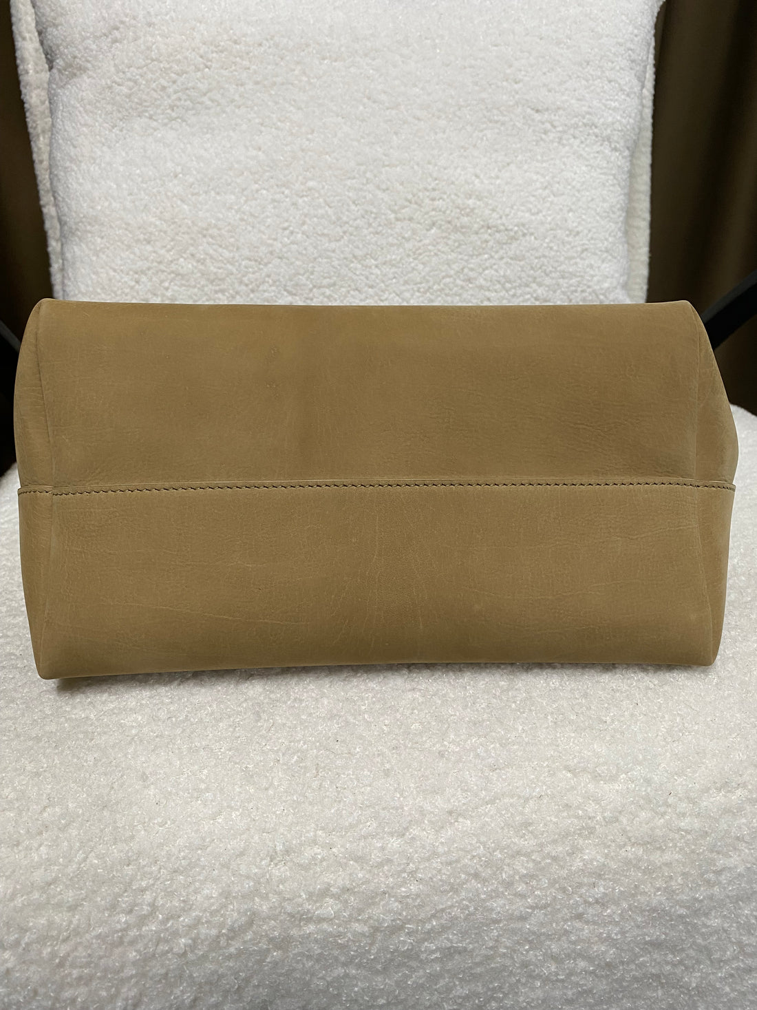 Flat leather base of camel calfskin shoulder tote