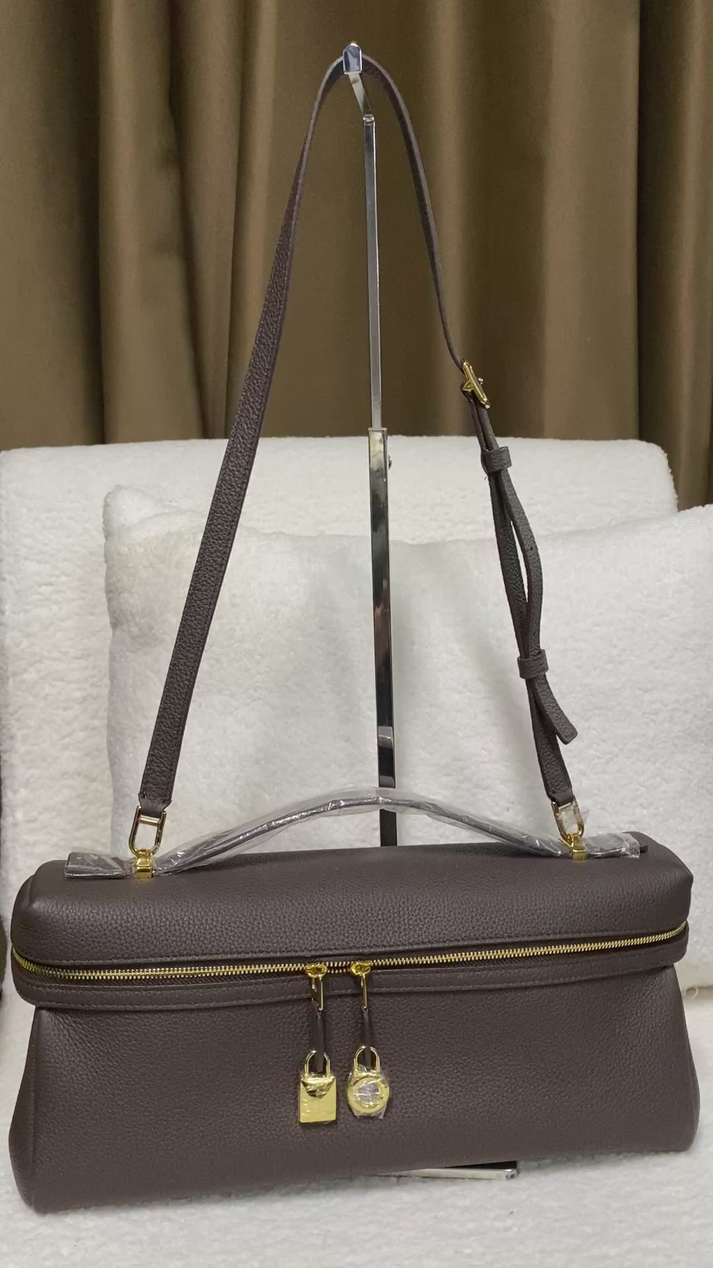 Old Money Large Boxy Leather Handbag | Cream White No-Logo Shoulder Bag with Double Lock Zipper